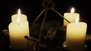 geel wens en bidden kaarsen in een Katholiek kerk video