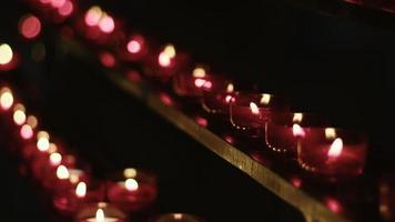 deseo rojo y rezar velas en una iglesia católica video