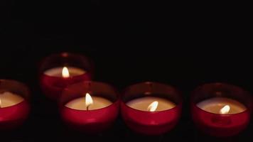 desejo vermelho e rezar velas em uma igreja católica video