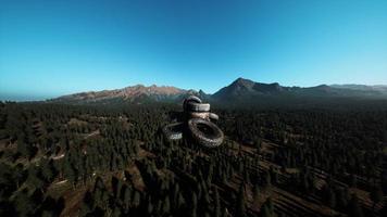 neumáticos de automóviles abandonados en las montañas foto