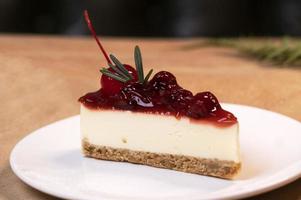 tarta de queso con cerezas para la temporada festiva foto