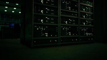 sala de servidores de red con servidores que ejecutan procesos foto