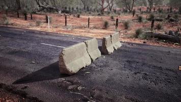 Viejos bloques de barrera de carretera de hormigón oxidado foto