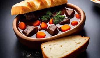 fotografía profesional de alimentos primer plano de un plato de estofado de ternera con pan al lado foto