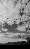 imagen en blanco y negro verticalmente, cielo oscuro nube blanca sobre la vista superior alta montaña, fondo paisajístico alrededor del campo. tailandia foto