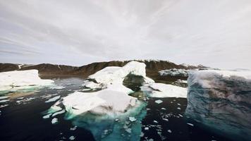 lago islandia con glaciares que se derriten foto