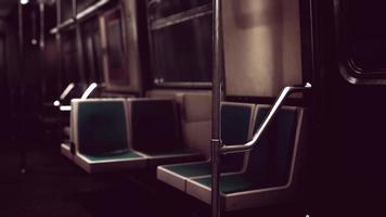tren subterráneo de metal vacío en Chicago urbano foto