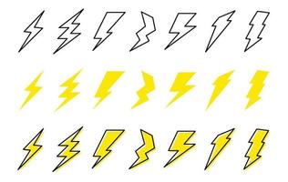 conjunto de dibujos animados de rayos. símbolo de electricidad signo de vector de carga.