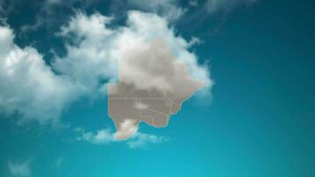 carte du pays du botswana avec zoom avant des nuages réalistes traversent. effet de zoom de la caméra dans le ciel sur la carte du botswana. fond adapté aux introductions d'entreprise, au tourisme, aux présentations. video