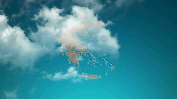 el mapa del país de grecia con zoom en nubes realistas vuela a través. zoom de la cámara en el efecto del cielo en el mapa de grecia. fondo adecuado para introducciones corporativas, turismo, presentaciones. video