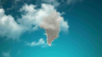 el mapa del país de Groenlandia con zoom en nubes realistas vuela a través. zoom de la cámara en el efecto del cielo en el mapa de Groenlandia. fondo adecuado para introducciones corporativas, turismo, presentaciones. video