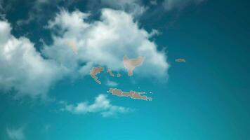 mapa de país de indonesia con zoom en nubes realistas que vuelan. zoom de la cámara en el efecto del cielo en el mapa de indonesia. fondo adecuado para introducciones corporativas, turismo, presentaciones. video