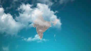 carte du pays de l'inde avec zoom avant des nuages réalistes traversent. zoom de la caméra dans l'effet du ciel sur la carte de l'inde. fond adapté aux introductions d'entreprise, au tourisme, aux présentations. video