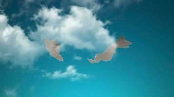 mapa del país de malasia con zoom en nubes realistas que vuelan. zoom de la cámara en el efecto del cielo en el mapa de malasia. fondo adecuado para introducciones corporativas, turismo, presentaciones. video