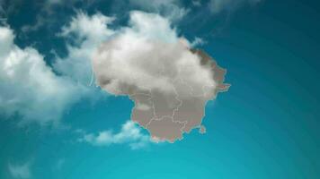 carte du pays de la lituanie avec zoom avant des nuages réalistes traversent. effet de zoom de la caméra dans le ciel sur la carte de la lituanie. fond adapté aux introductions d'entreprise, au tourisme, aux présentations. video