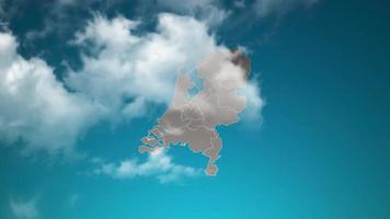Nederland land kaart met zoom in realistisch wolken vlieg door. camera zoom in lucht effect Aan Nederland kaart. achtergrond geschikt voor zakelijke intro's, toerisme, presentaties. video