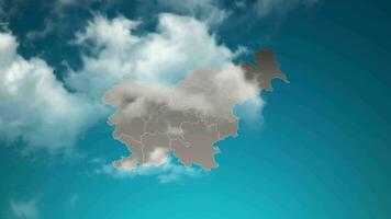 el mapa del país de eslovenia con zoom en nubes realistas vuela a través. zoom de la cámara en el efecto del cielo en el mapa de eslovenia. fondo adecuado para introducciones corporativas, turismo, presentaciones. video