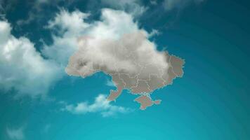 carte du pays de l'ukraine avec zoom avant des nuages réalistes traversent. zoom de la caméra dans l'effet du ciel sur la carte de l'ukraine. fond adapté aux introductions d'entreprise, au tourisme, aux présentations. video