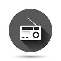 icono de radio en estilo plano. ilustración vectorial de transmisión fm sobre fondo redondo negro con efecto de sombra larga. concepto de negocio de botón de círculo de radiodifusión. vector