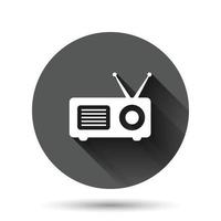 icono de radio en estilo plano. ilustración vectorial de transmisión fm sobre fondo redondo negro con efecto de sombra larga. concepto de negocio de botón de círculo de radiodifusión. vector