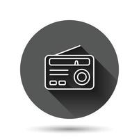 icono de radio en estilo plano. ilustración vectorial de transmisión fm sobre fondo redondo negro con efecto de sombra larga. concepto de negocio de botón de círculo de radiodifusión. vector