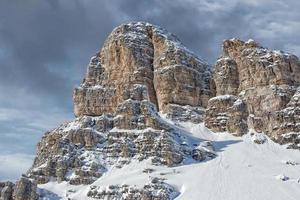 vista de las montañas dolomitas en invierno tiempo de nieve foto