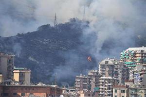 Génova, Italia - 9 de agosto de 2017 - incendio cerca de la ciudad foto