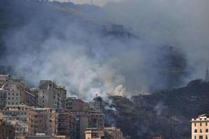 Génova, Italia - 9 de agosto de 2017 - incendio cerca de la ciudad foto