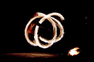 danza del fuego bailarina polinesia de las islas cook con poste de llamas foto