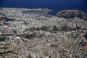 paisaje aéreo de malta desde un avión foto