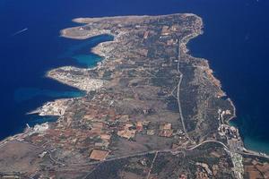 paisaje aéreo de malta desde un avión foto