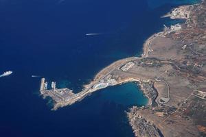 paisaje aéreo de malta desde un avión foto