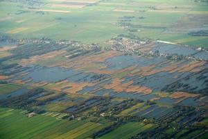 amsterdam campos cultivados panorama aéreo paisaje mientras aterriza foto