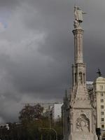 plaza colón con monumento a cristóbal colón, en madrid foto