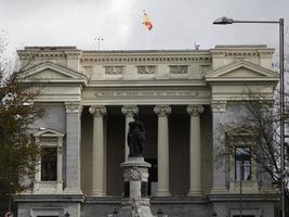 el museo del prado o museo del prado es el principal museo de arte nacional español en el centro de madrid. foto
