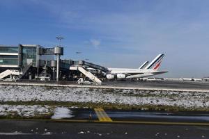 París, Francia - 10 de febrero de 2018 - aeropuerto de París cubierto de nieve foto