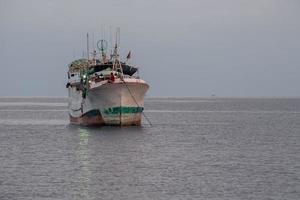 barco pesquero maldivo en maldivas al atardecer foto