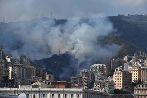 Génova, Italia - 9 de agosto de 2017 - incendio cerca de la ciudad foto