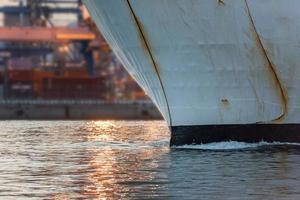 proa del barco en la operación del puerto de noche foto