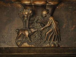 toledo españa - 16 de diciembre de 2022 asientos de coro de caoba tallada escultura de madera en la catedral de toledo, españa foto