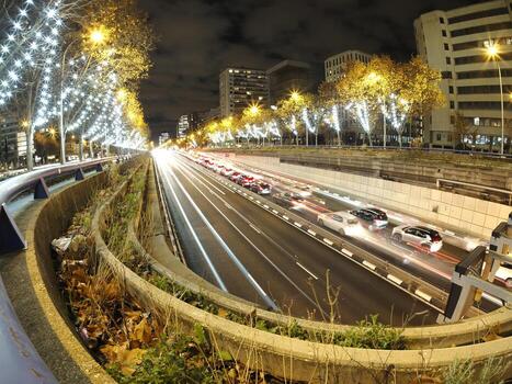 atasco de tráfico en madrid castilla lugar de noche con pistas de luces de coche foto