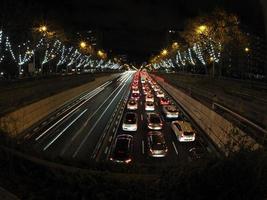 atasco de tráfico en madrid castilla lugar de noche con pistas de luces de coche foto