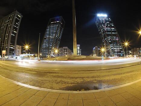 atasco de tráfico en madrid castilla lugar de noche con pistas de luces de coche foto
