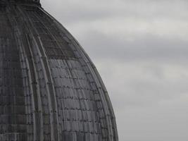 techo de la casa de roma y cúpula de la iglesia panorama de la vista de la azotea del paisaje urbano foto