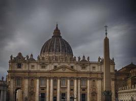 cúpula de la iglesia de san pedro en el vaticano foto