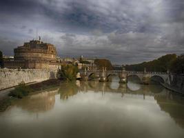 castel sant'angelo y el puente sant'angelo durante el día soleado en roma foto