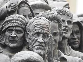 roma, italia - 25 de noviembre de 2022, monumento a los migrantes escultura en vatican place st. plaza de pedro en roma foto