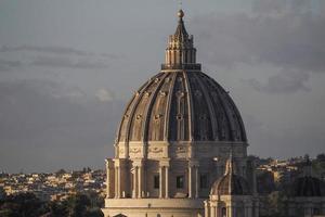 cúpula de la iglesia de san pedro en el vaticano, vista del amanecer desde la colina de gianicolo foto