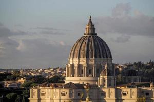 cúpula de la iglesia de san pedro en el vaticano, vista del amanecer desde la colina de gianicolo foto