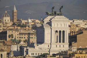panorama de roma al atardecer desde gianicolo altare della patria foto
